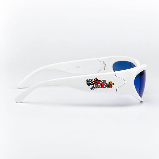 Perfil derecho de gafas de sol blancas estilo deportivo con estampado de Iron Maiden.