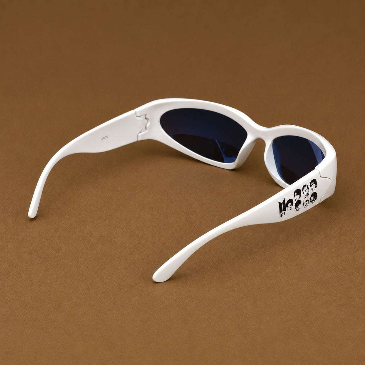 Perfil lateral e interior de montura deportiva blanca mostrando curvatura envolvente y diseno BTS Piclek