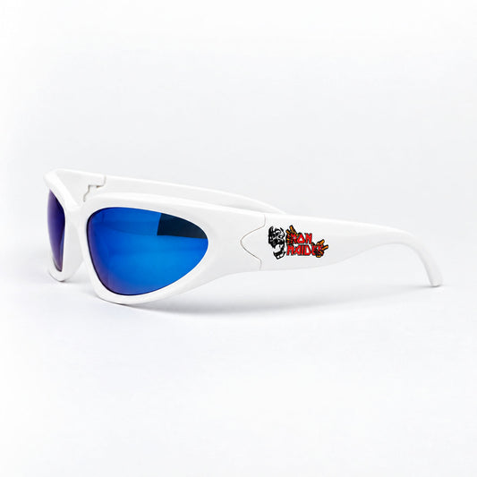 Gafas de sol blancas de pasta con logo de Iron Maiden y lentes azules, vista diagonal en Piclek.