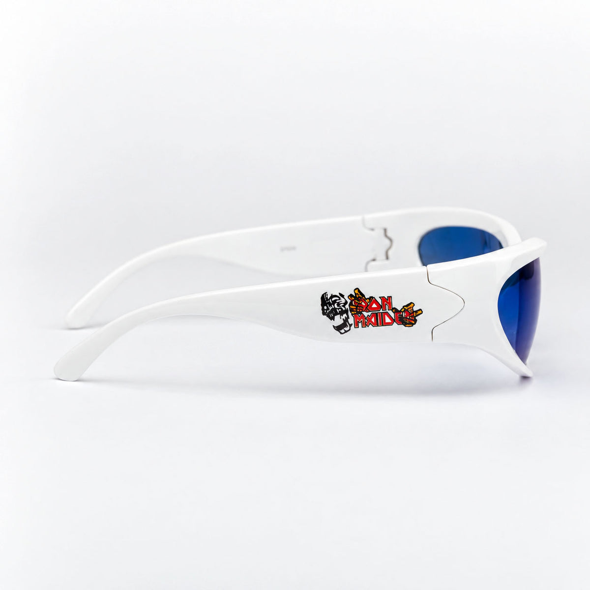Perfil derecho de gafas de sol blancas estilo deportivo con estampado de Iron Maiden.