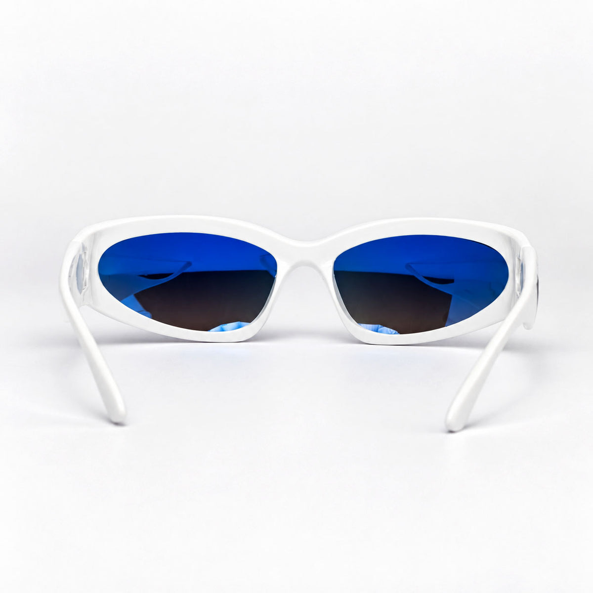 Vista trasera de gafas de sol ergonómicas Iron Maiden con lentes espejados azules y filtro UV400.