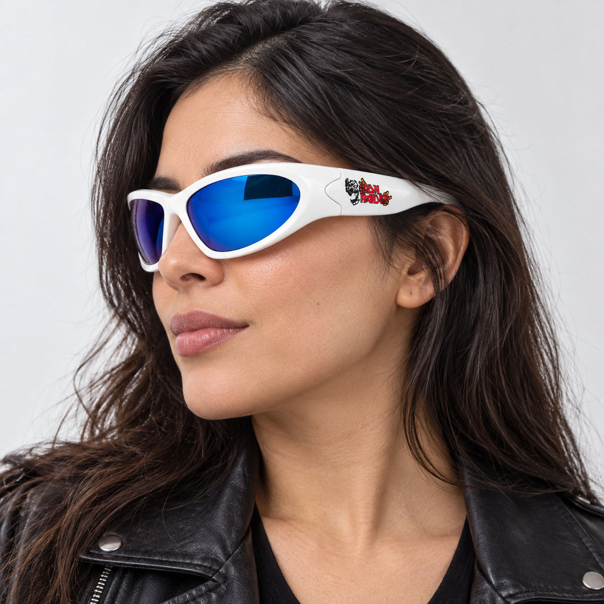 Mujer modelo usando gafas de sol blancas Iron Maiden con chaqueta de cuero negra, estilo rockero.