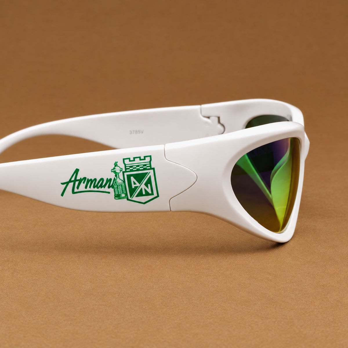 Detalle en primer plano del texto Armani silueta de Copa Libertadores y escudo de Atletico Nacional en varilla Piclek