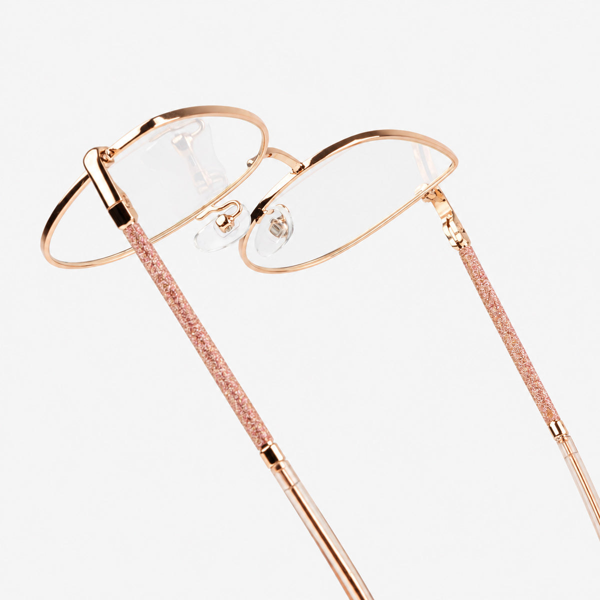 Detalle interior de plaquetas nasales y textura brillante glitter en varillas gafas oro rosa Piclek