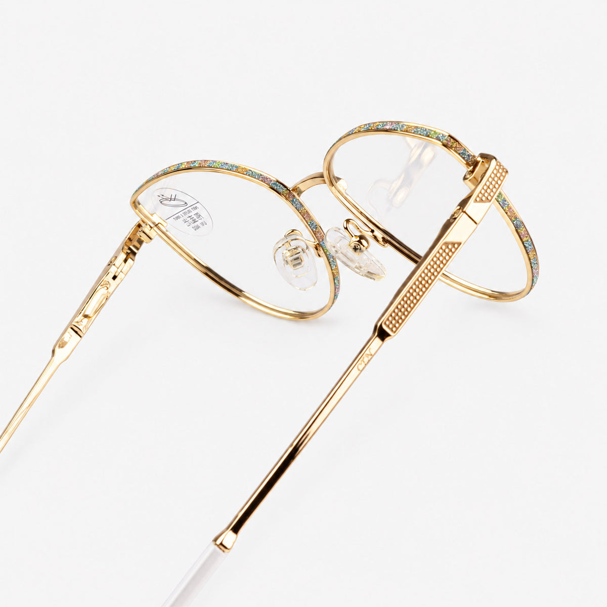 Detalle superior de textura glitter multicolor y plaquetas ajustables en gafas con filtro uv400 Piclek