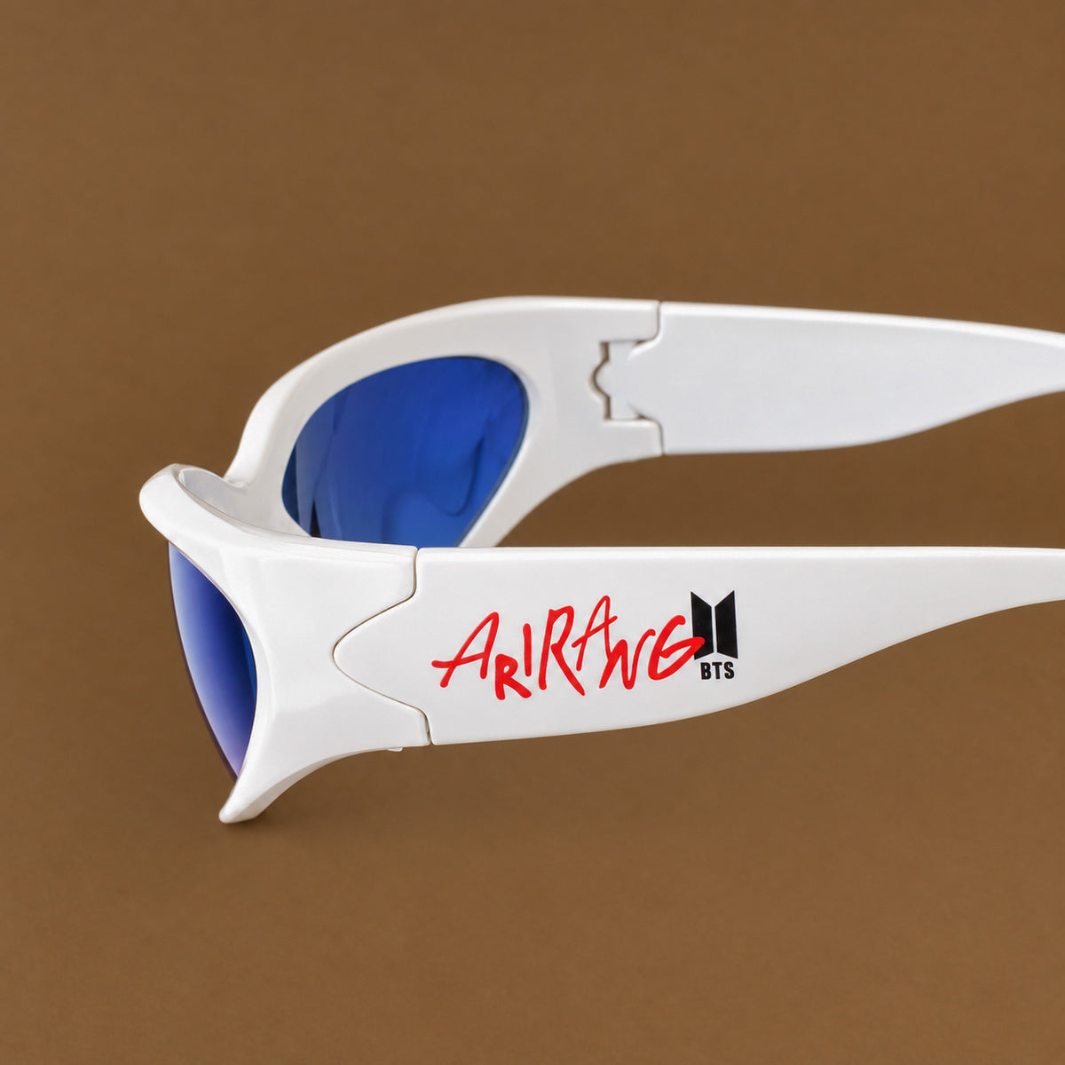 Detalle en primer plano de estampado Arirang en rojo y logo BTS negro en varilla blanca Piclek