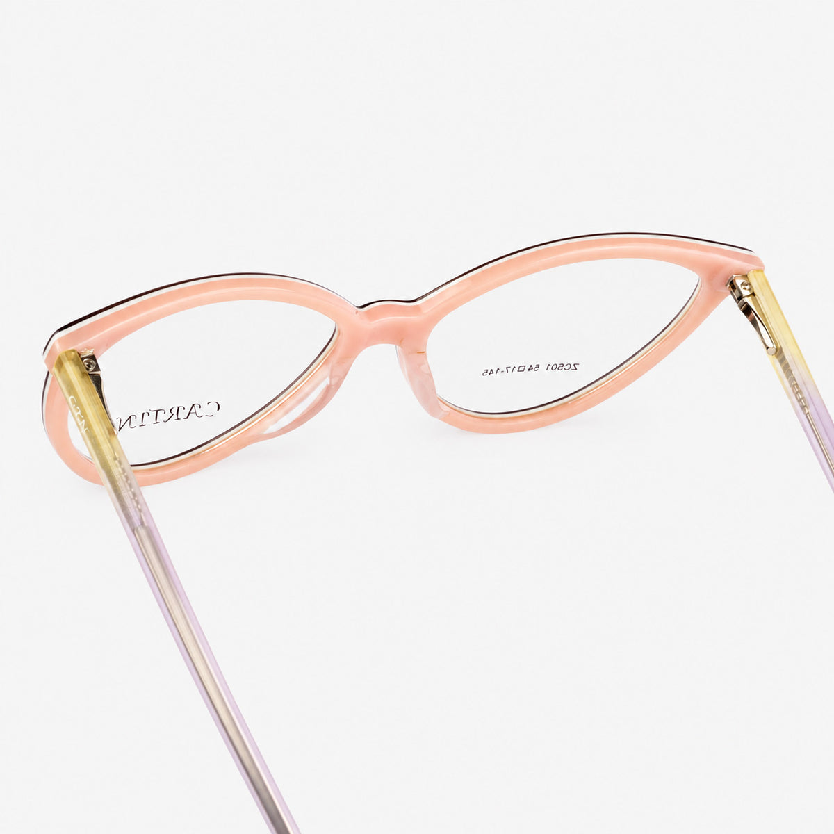 Detalle interior de acetato color salmon en puente anatomico de montura cat eye Piclek