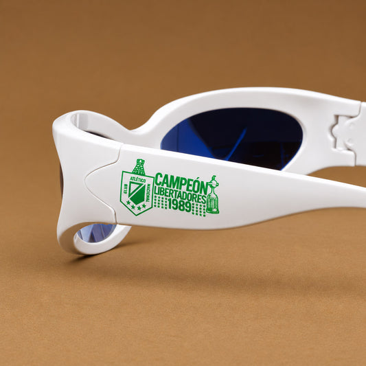 Detalle de estampado verde Campeon Libertadores 1989 Atletico Nacional en varilla de gafas blancas Piclek