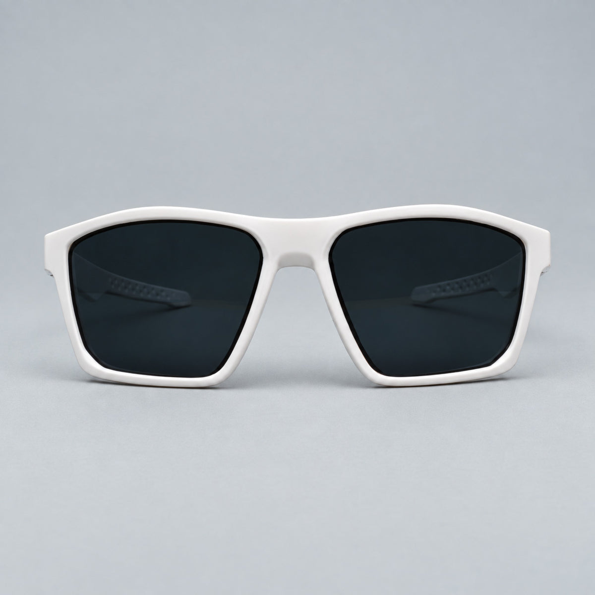 Vista frontal de gafas de sol deportivas cuadradas blancas con lentes oscuros uv400 Piclek