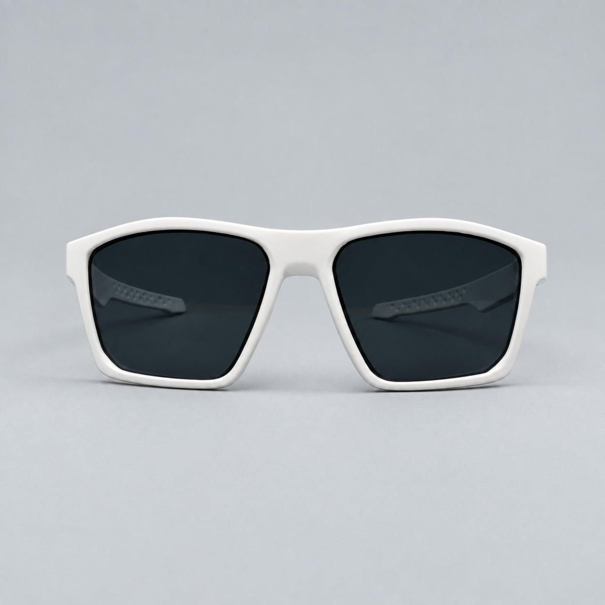 Vista frontal de gafas de sol deportivas cuadradas blancas con lentes oscuros uv400 Piclek