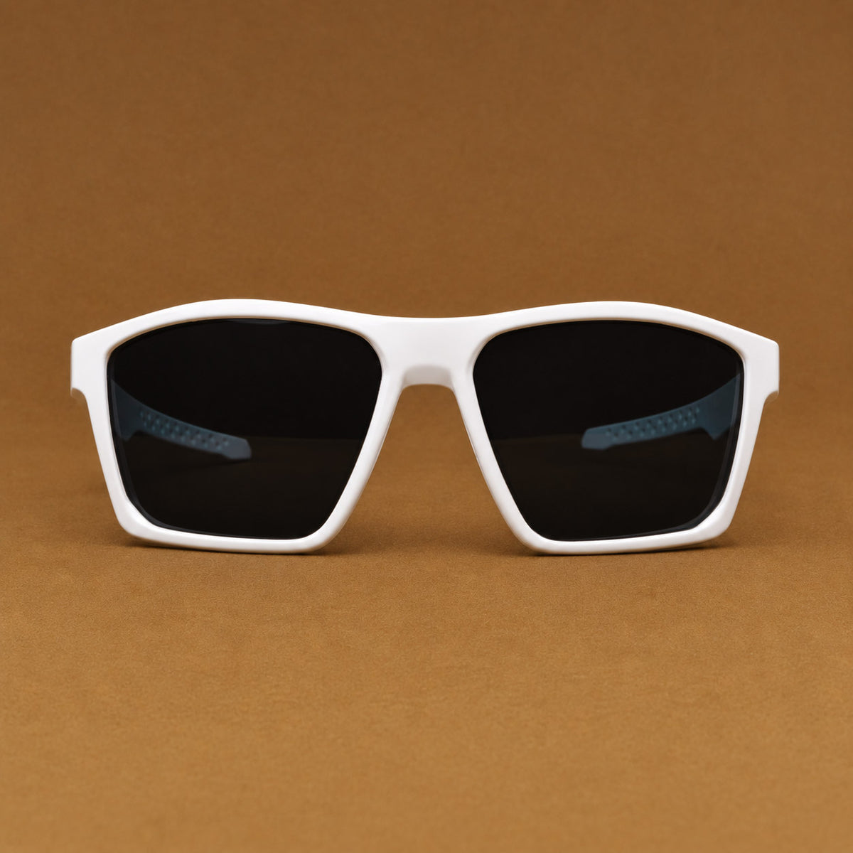Vista frontal de gafas de sol deportivas cuadradas blancas con lentes oscuros uv400 Piclek