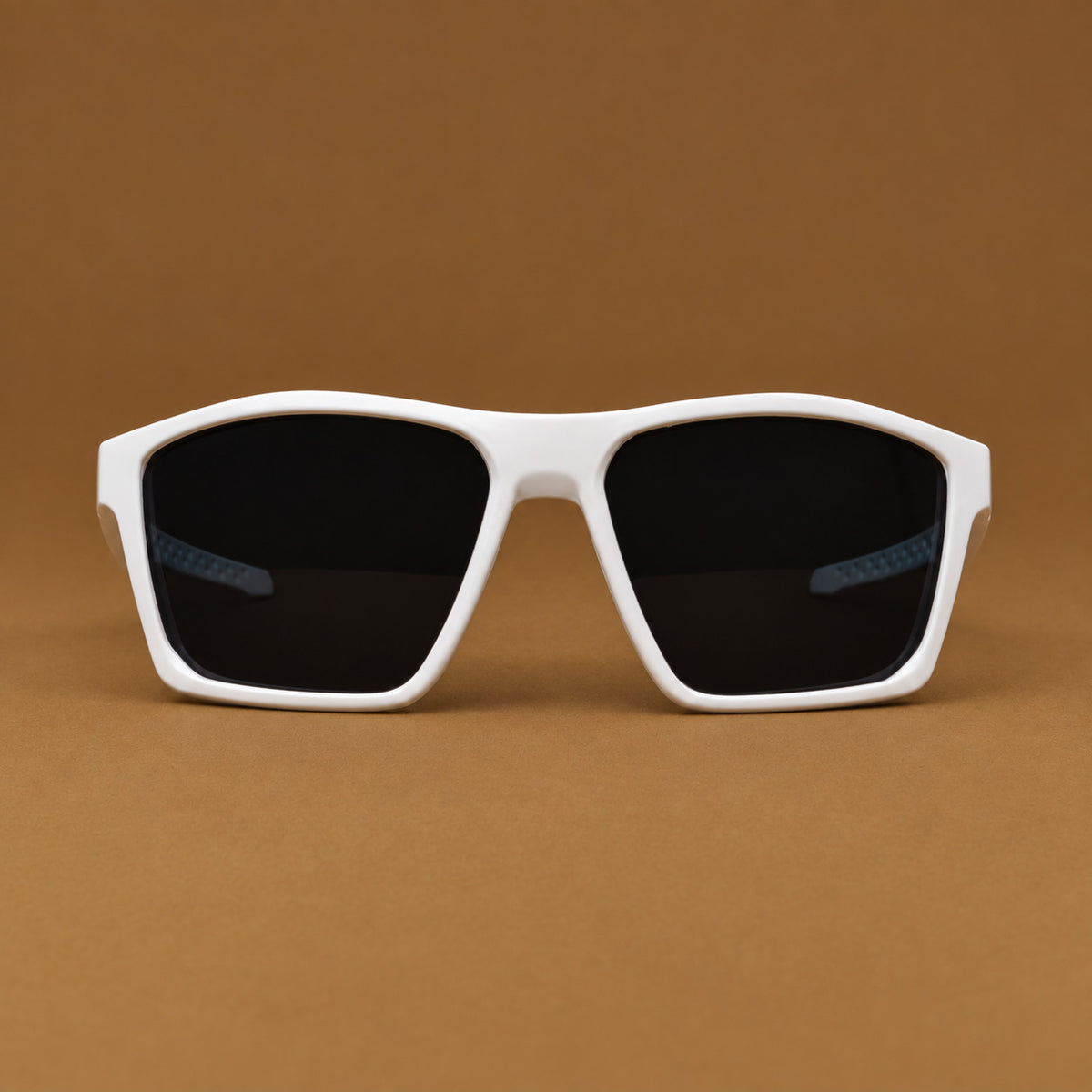 Vista frontal de gafas de sol deportivas cuadradas blancas con lentes oscuros uv400 Piclek