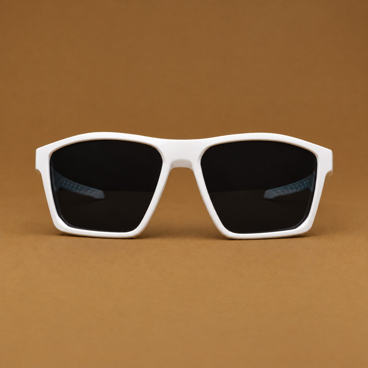 Vista frontal de gafas de sol deportivas cuadradas blancas con lentes oscuros uv400 Piclek