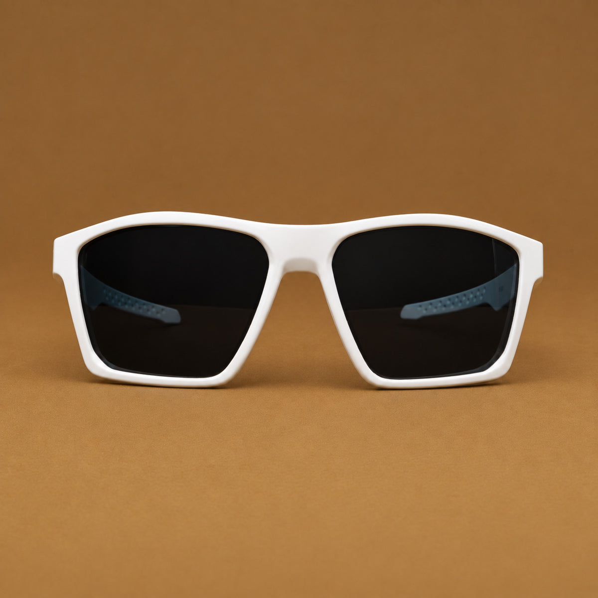 Vista frontal de gafas de sol deportivas cuadradas blancas con lentes oscuros uv400 Piclek