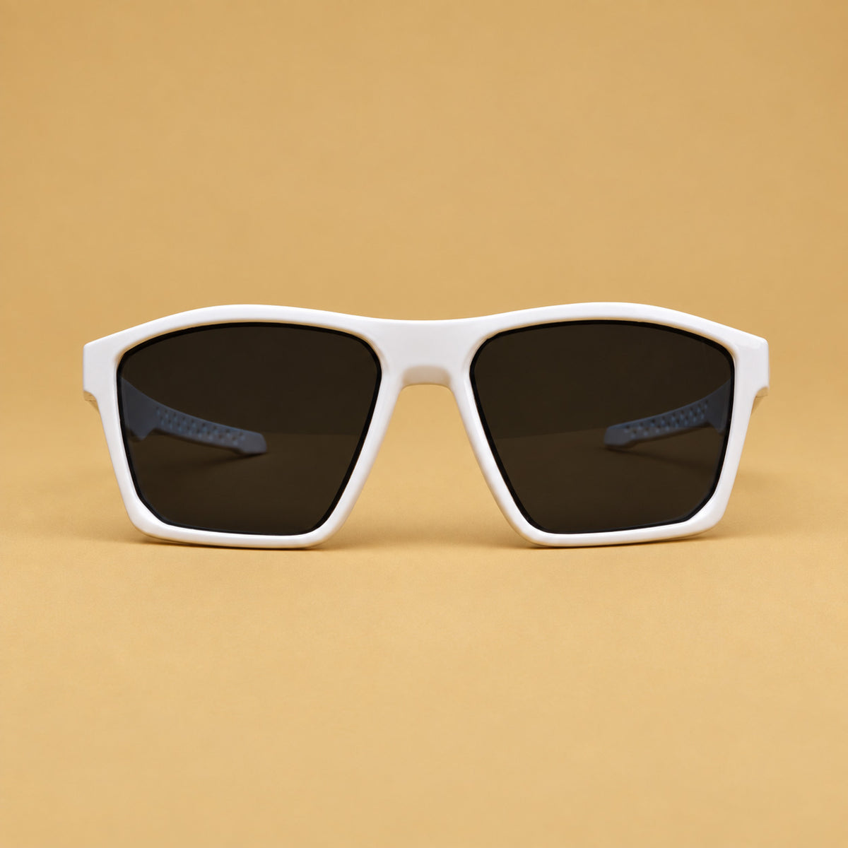 Vista frontal de gafas de sol deportivas cuadradas blancas con lentes oscuros uv400 Piclek