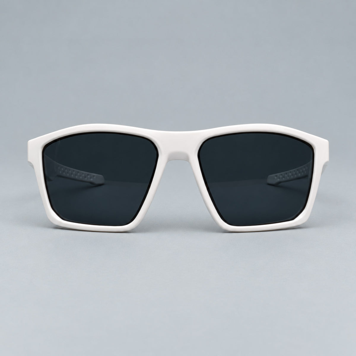 Vista frontal de gafas de sol deportivas cuadradas blancas con lentes oscuros uv400 Piclek