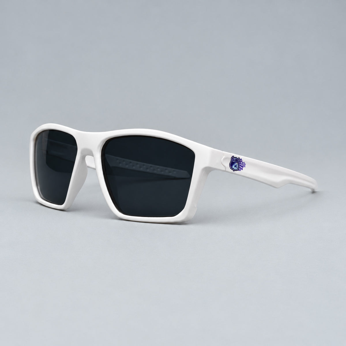 Vista frontal de gafas de sol deportivas cuadradas blancas con lentes oscuros uv400 Piclek