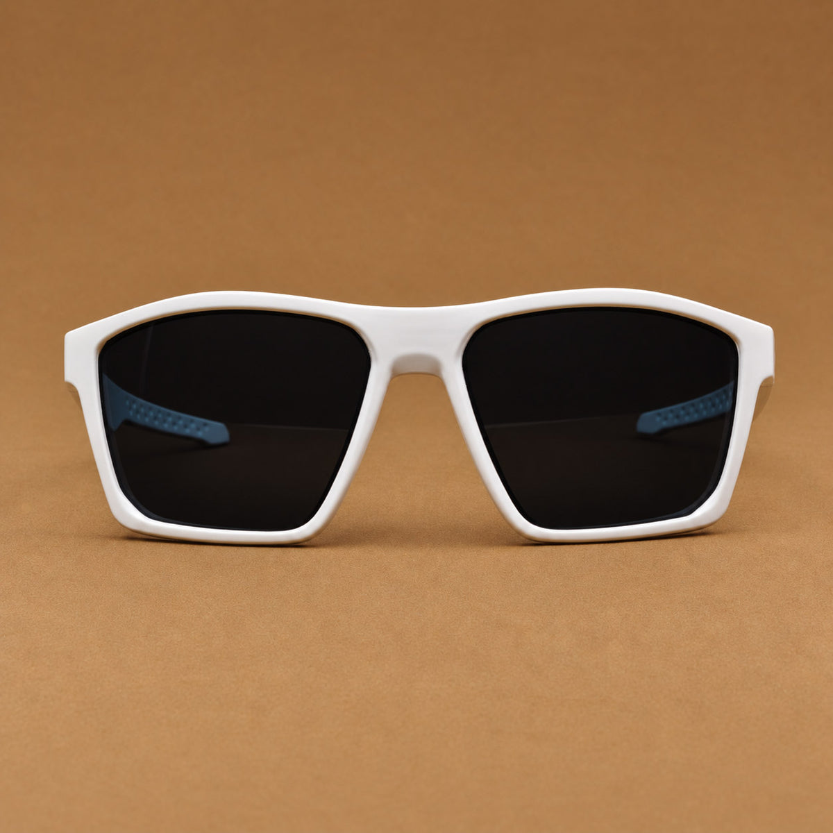 Vista frontal de gafas de sol deportivas cuadradas blancas con lentes oscuros uv400 Piclek