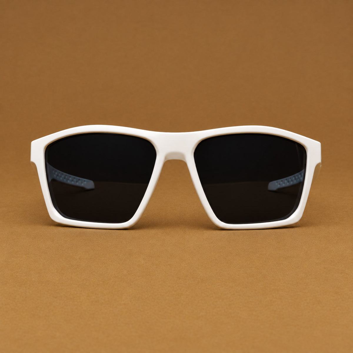Vista frontal de gafas de sol deportivas cuadradas blancas con lentes oscuros uv400 Piclek