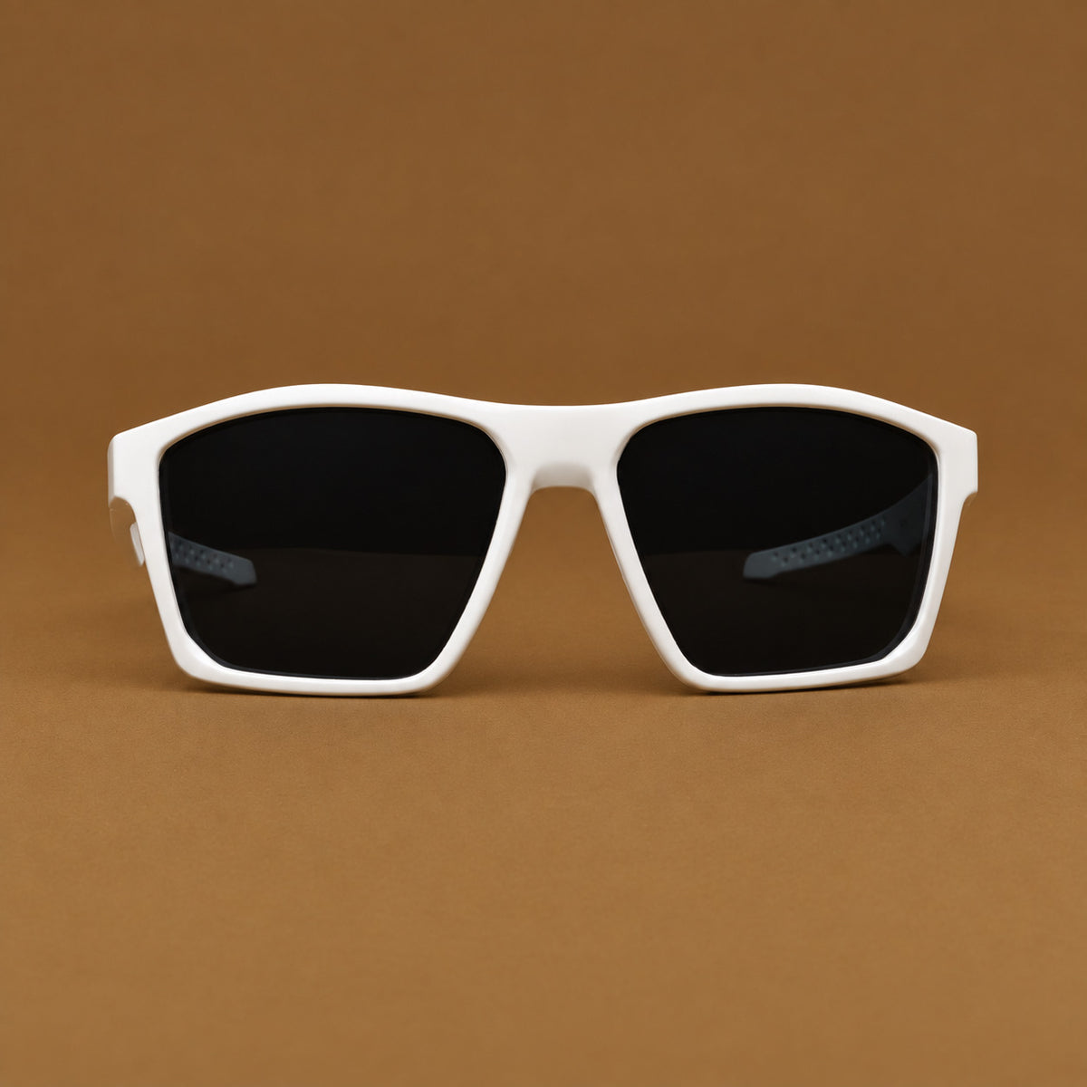 Vista frontal de gafas de sol deportivas cuadradas blancas con lentes oscuros uv400 Piclek