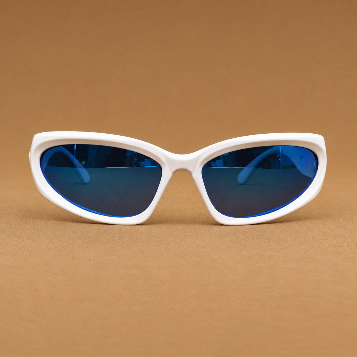 Vista frontal de gafas de sol envolventes blancas con lentes azules espejados uv400 Piclek