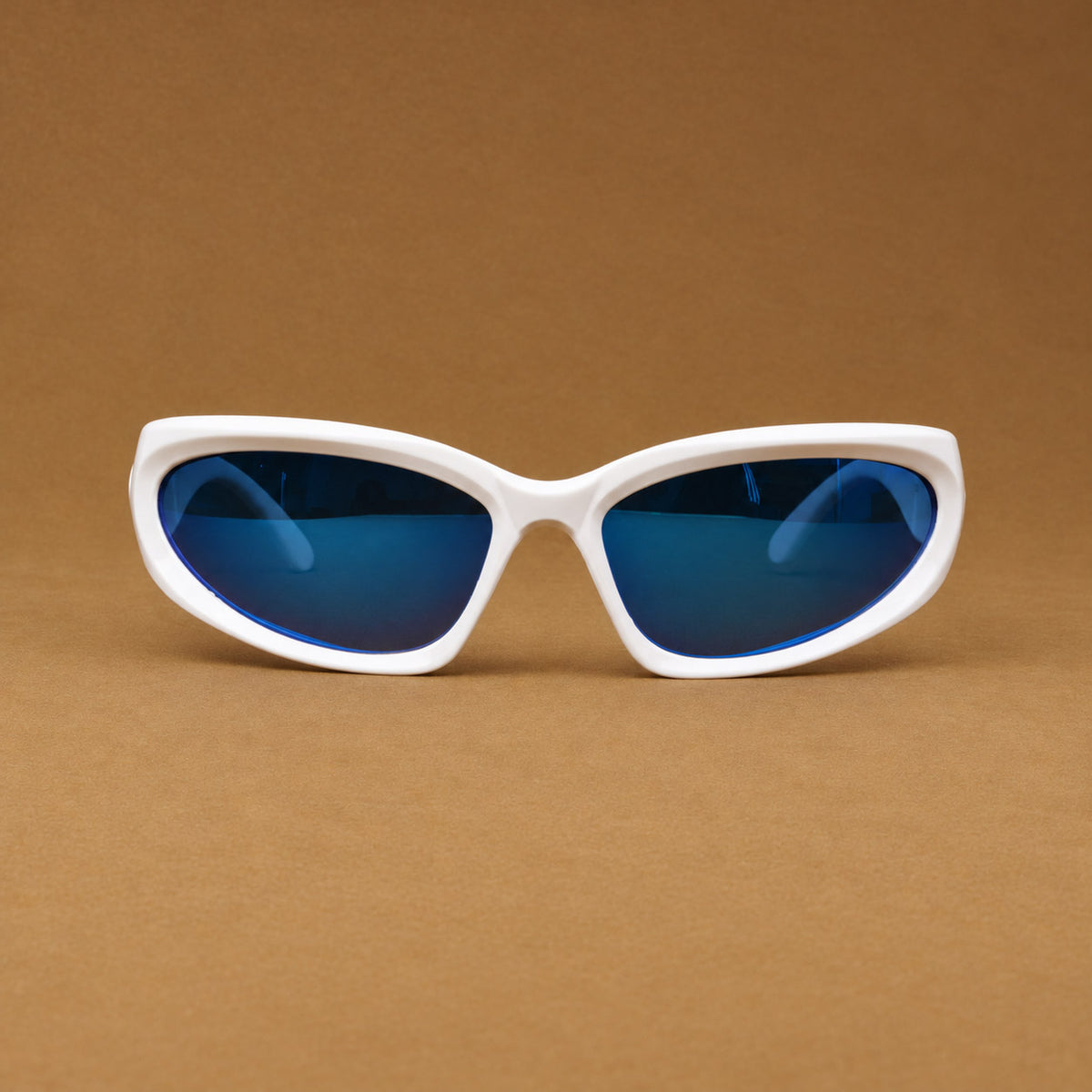 Vista frontal de gafas de sol blancas envolventes con lentes azul espejado uv400 Piclek