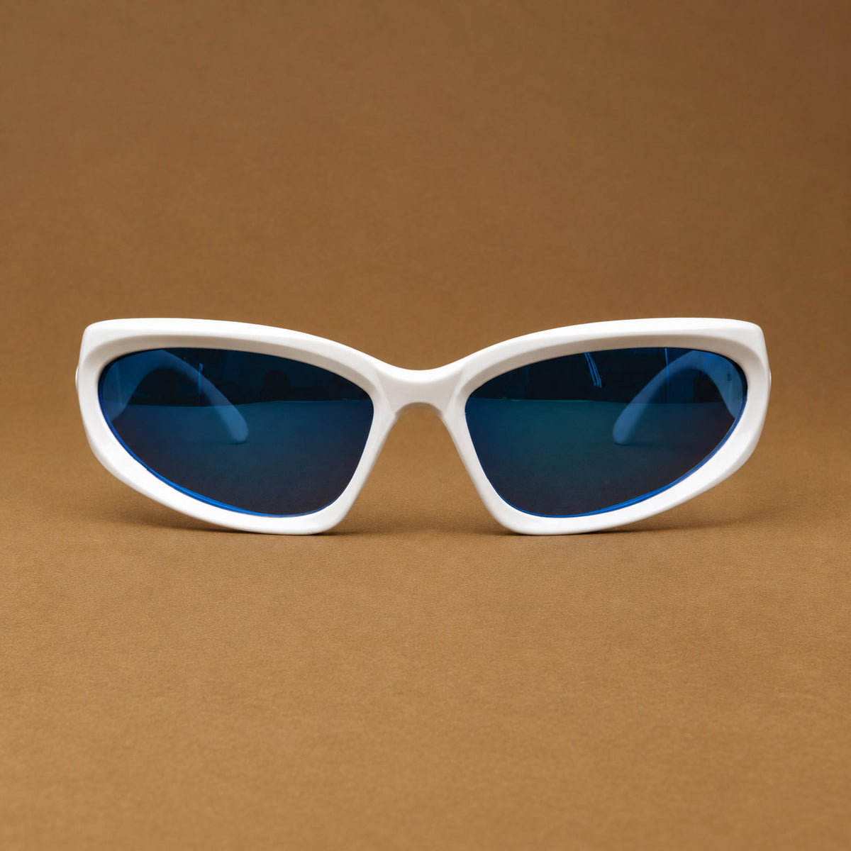 Vista frontal de gafas de sol blancas envolventes con lentes azul espejado uv400 Piclek