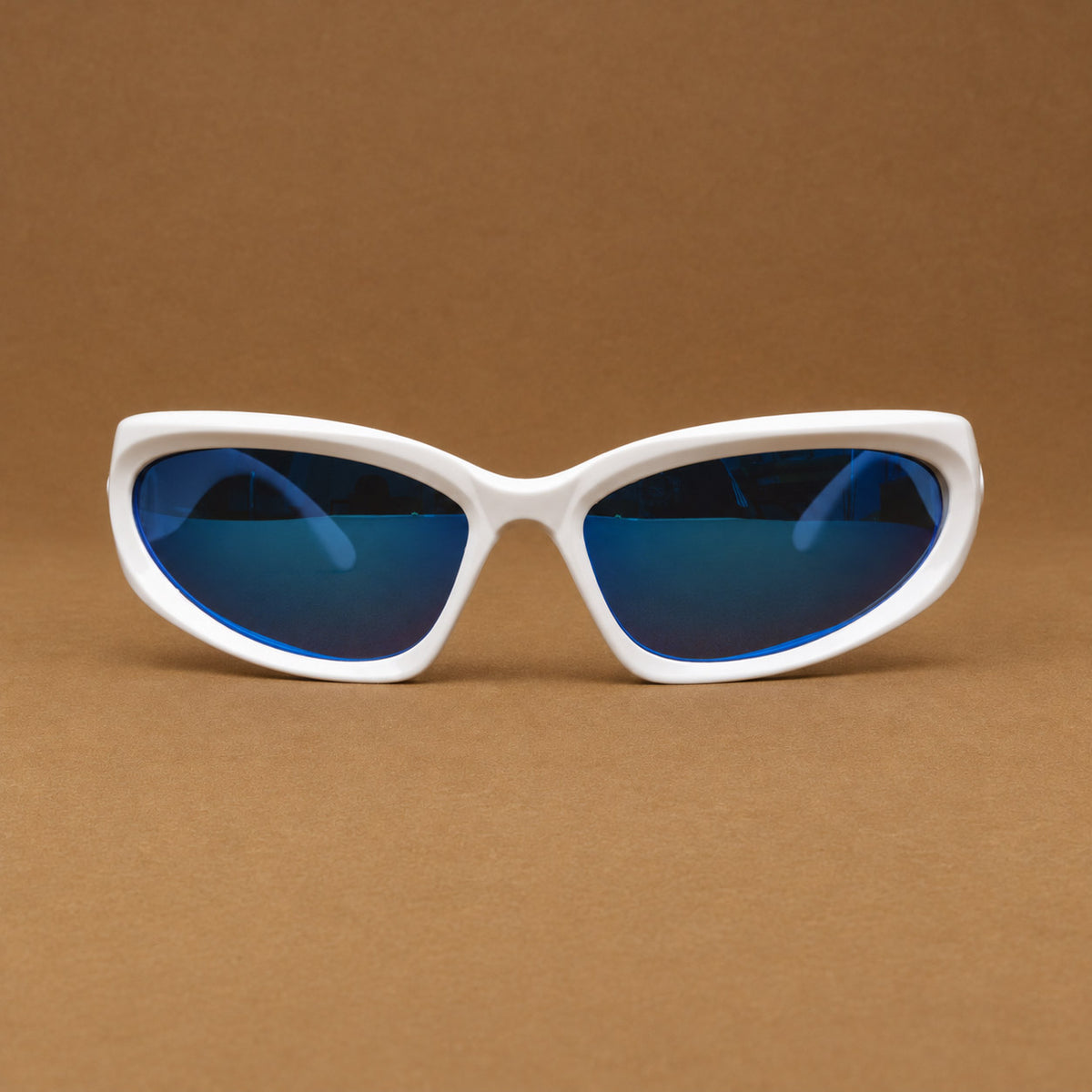 Vista frontal de gafas de sol blancas envolventes con lentes azul espejado uv400 Piclek