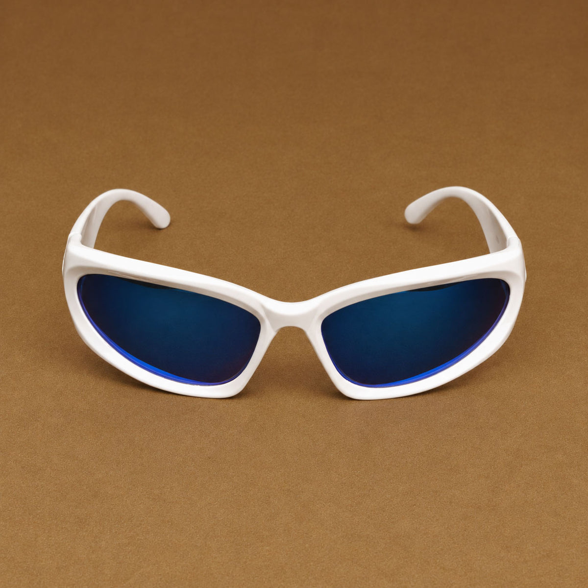 Vista frontal de gafas de sol blancas envolventes con lentes azul espejado uv400 Piclek