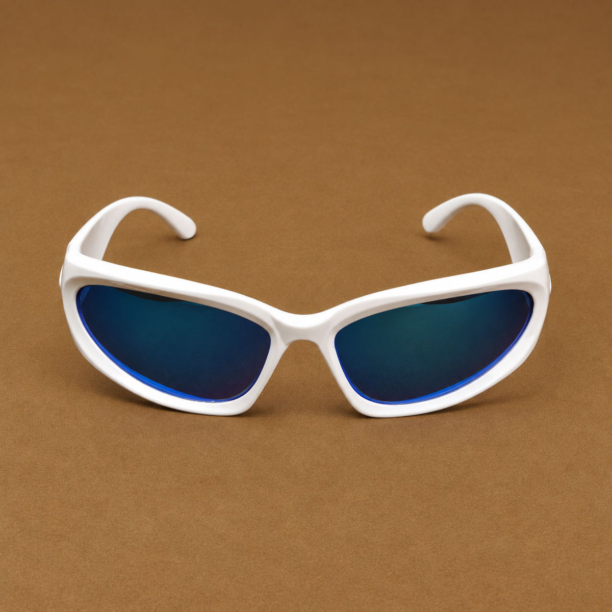 Vista frontal de gafas de sol blancas envolventes con lentes azul espejado uv400 Piclek