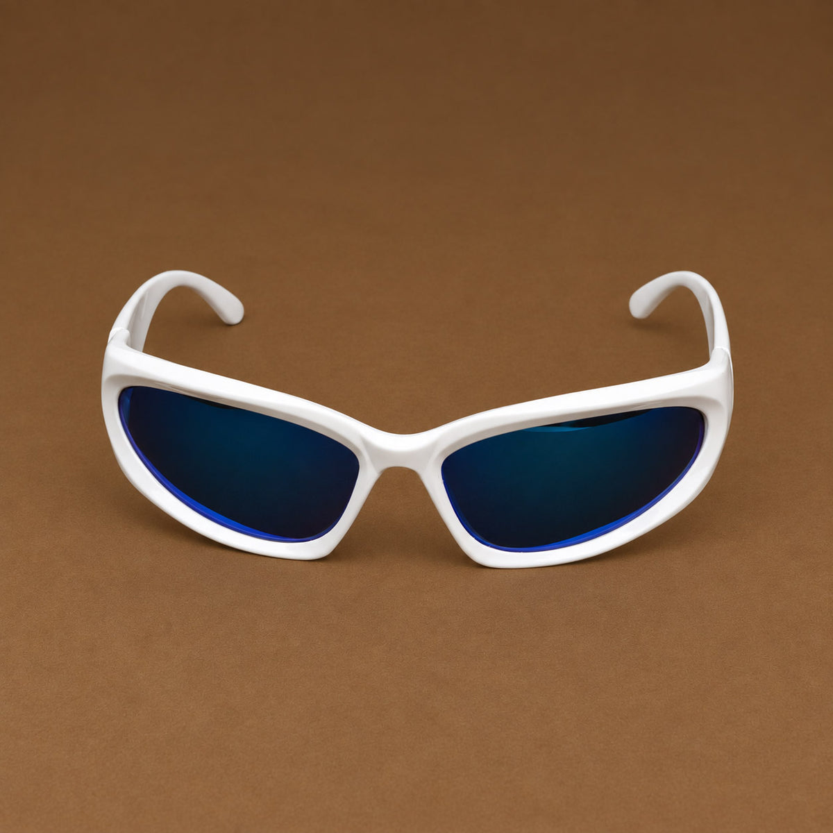 Vista frontal de gafas de sol blancas envolventes con lentes espejados azul profundo uv400 Piclek