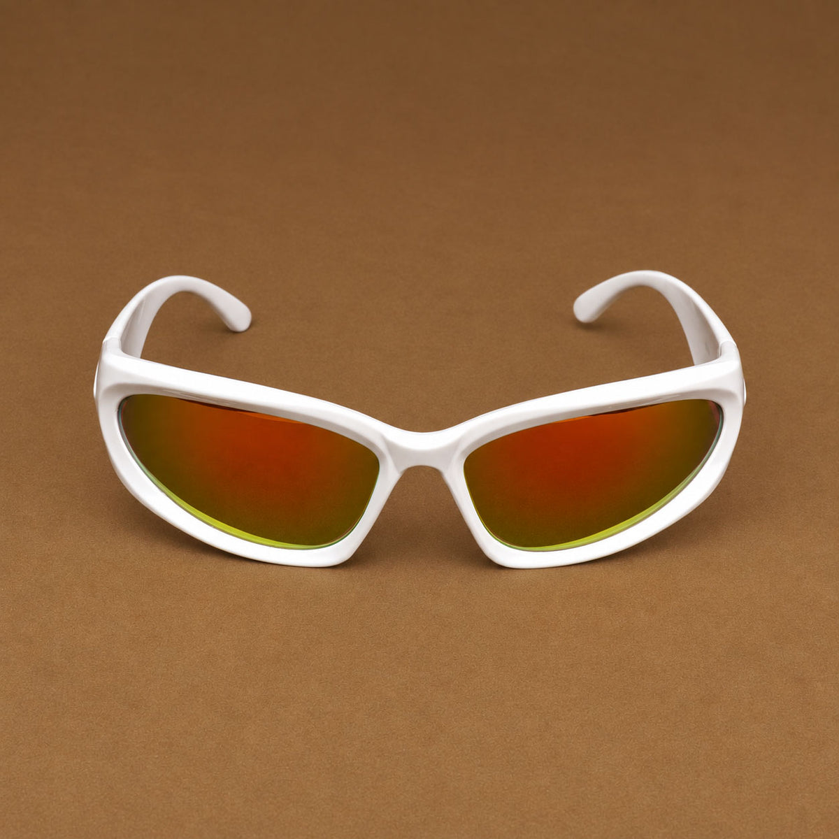 Vista frontal de gafas de sol blancas envolventes con lentes espejados rojo fuego uv400 Piclek