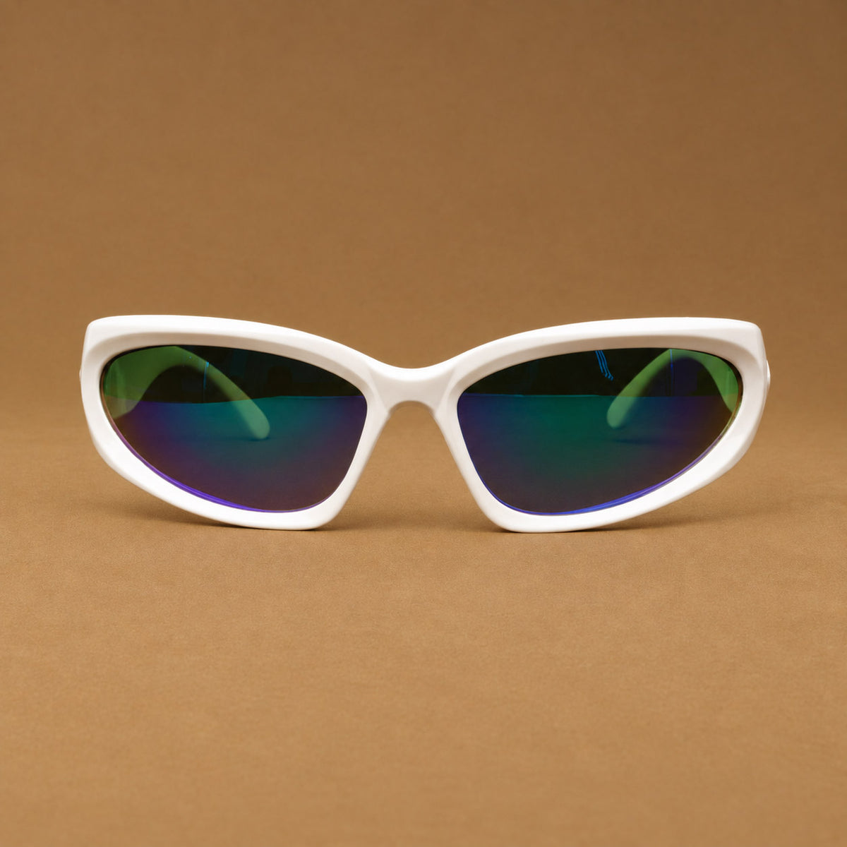 Vista frontal de gafas de sol blancas envolventes con lentes tornasol verde azul uv400 Piclek