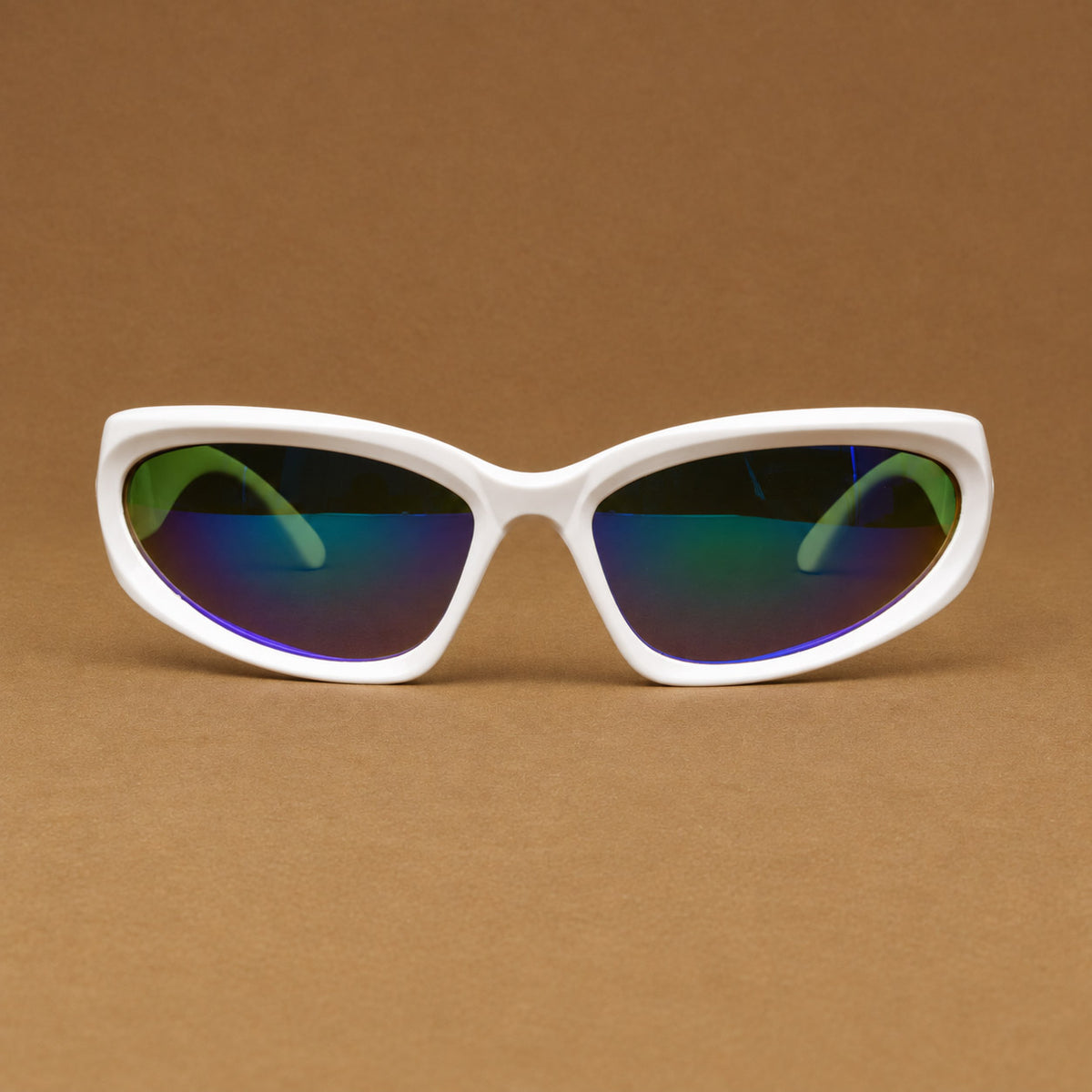 Vista frontal de gafas de sol blancas envolventes con lentes tornasol verde azul uv400 Piclek