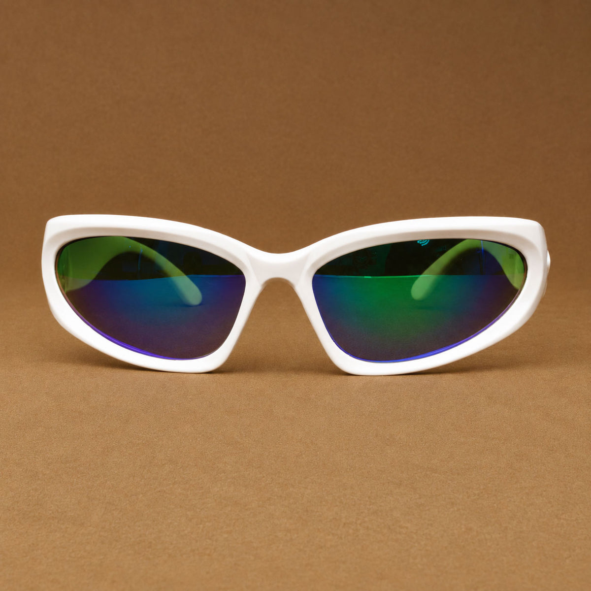 Vista frontal de gafas de sol blancas envolventes con lentes tornasol verde azul uv400 Piclek