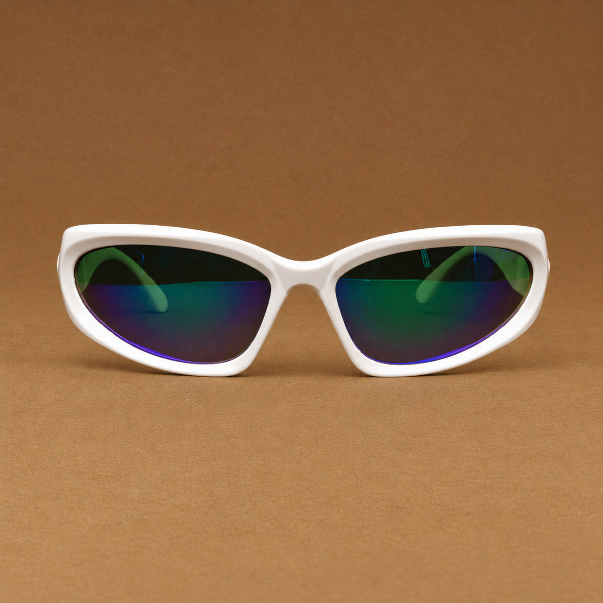 Vista frontal de gafas de sol blancas envolventes con lentes tornasol verde azul uv400 Piclek