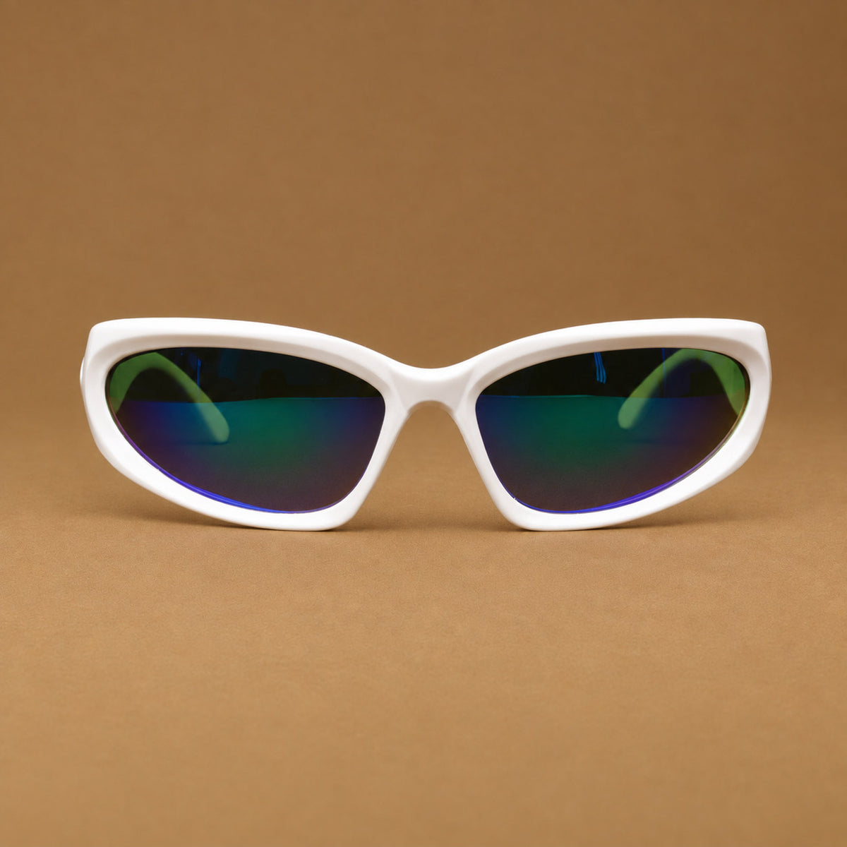 Vista frontal de gafas de sol blancas envolventes con lentes verde esmeralda espejado uv400 Piclek