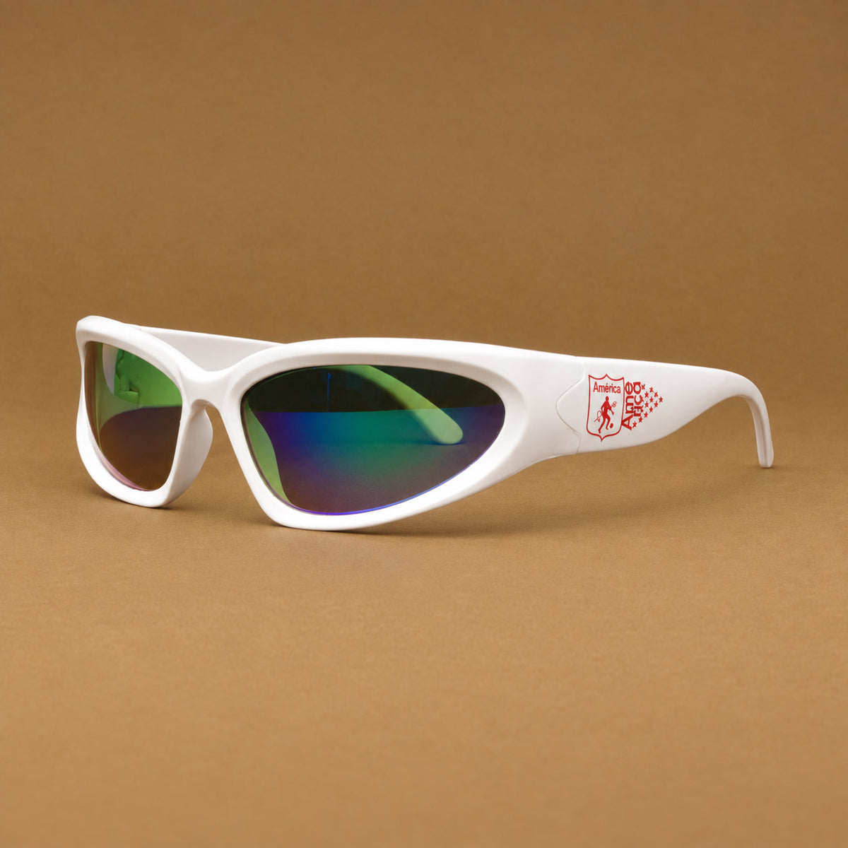 Gafas de sol deportivas blancas con escudo de America de Cali y lentes verdes espejados Piclek