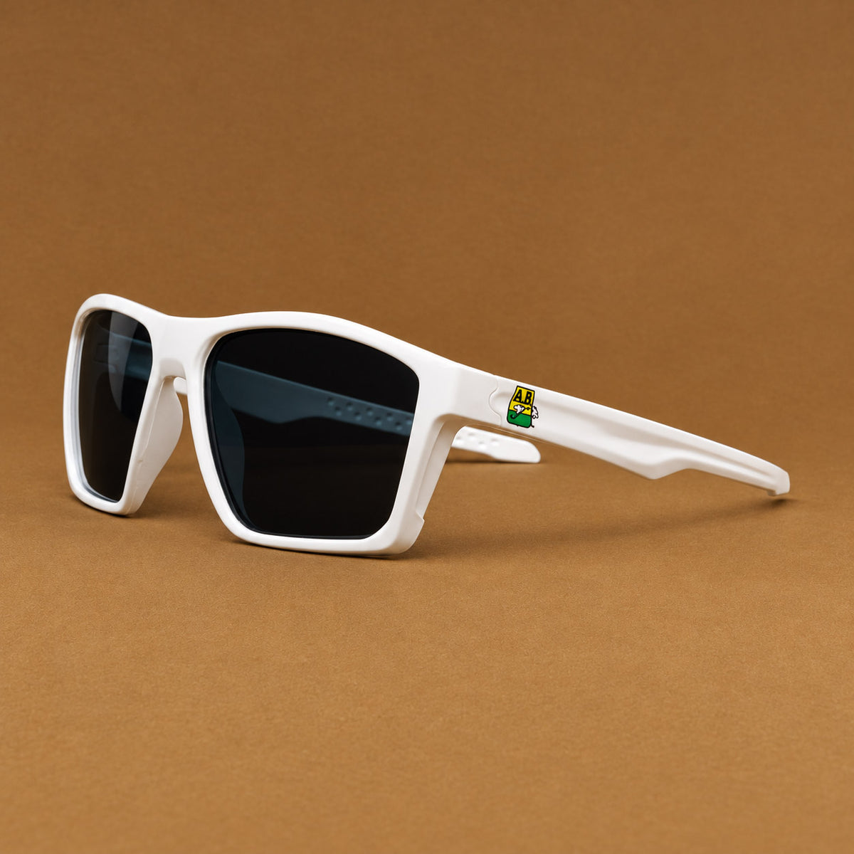 Gafas de sol deportivas blancas con escudo de Atletico Bucaramanga AB en varilla Piclek