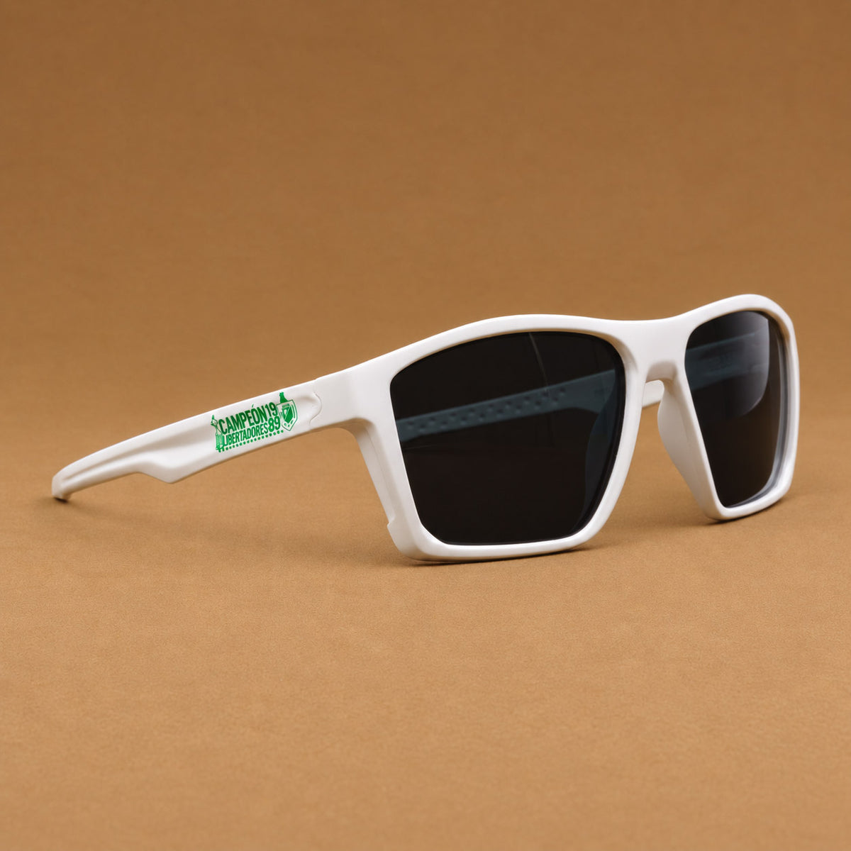 Gafas de sol deportivas blancas con grafico Franco Armani y escudo de Atletico Nacional Piclek