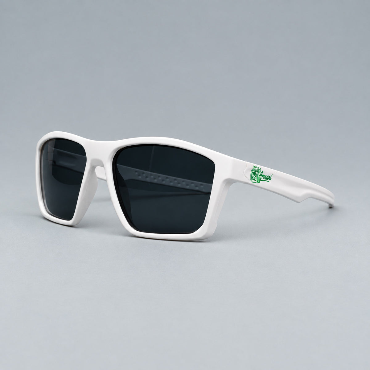 Gafas de sol deportivas blancas con grafico Franco Armani y escudo de Atletico Nacional Piclek