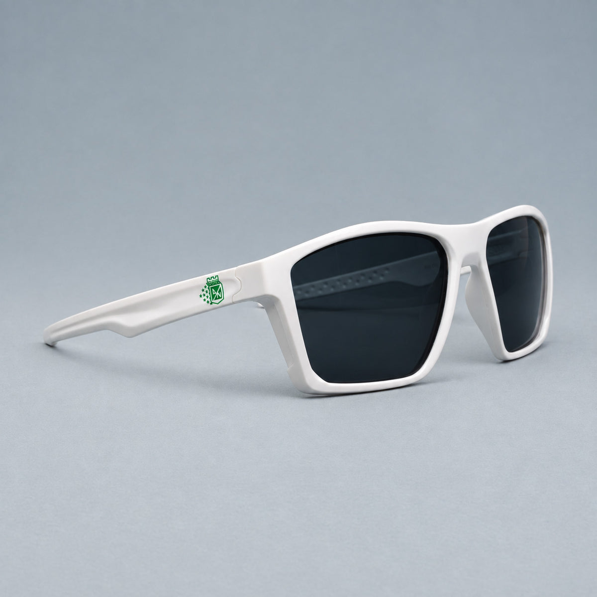 Gafas de sol deportivas blancas con escudo verde de Atletico Nacional en varilla Piclek
