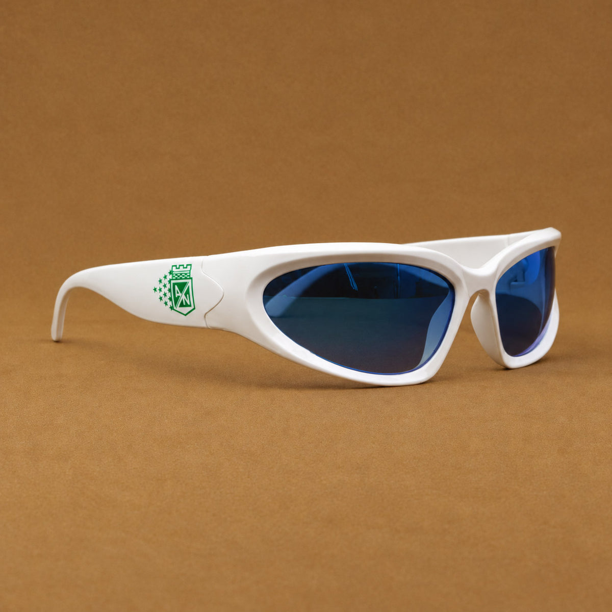 Gafas de sol deportivas blancas con escudo de Atletico Nacional y estrellas en varilla Piclek