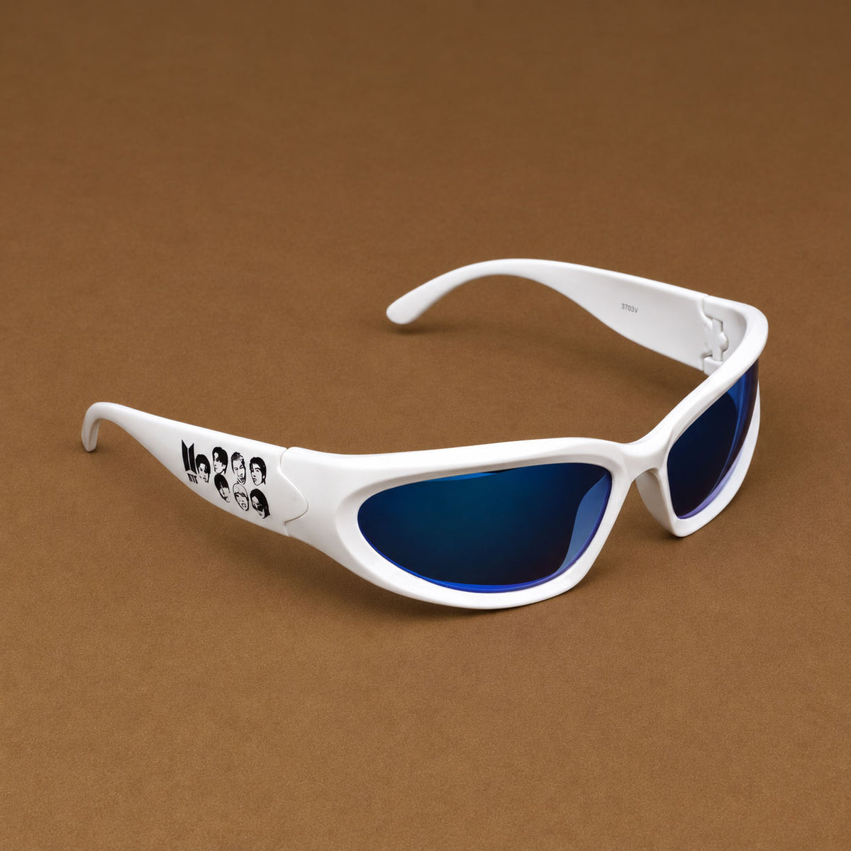 Gafas de sol deportivas blancas con ilustracion de integrantes de BTS y logo en varilla Piclek