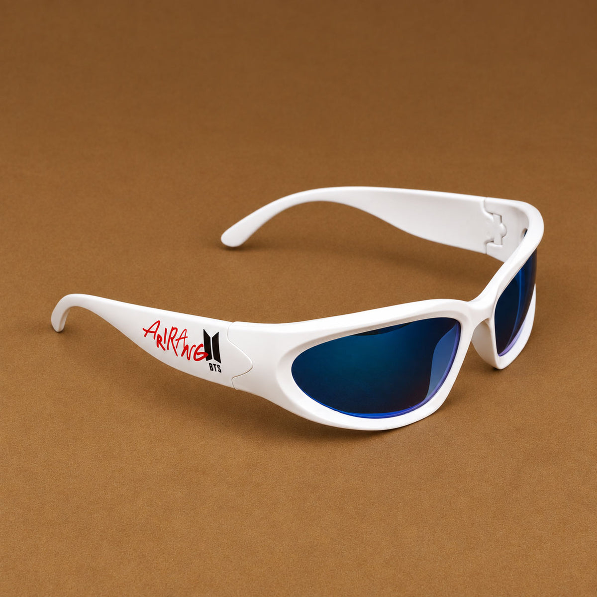 Gafas de sol deportivas blancas con logo BTS y texto Arirang en varilla Piclek