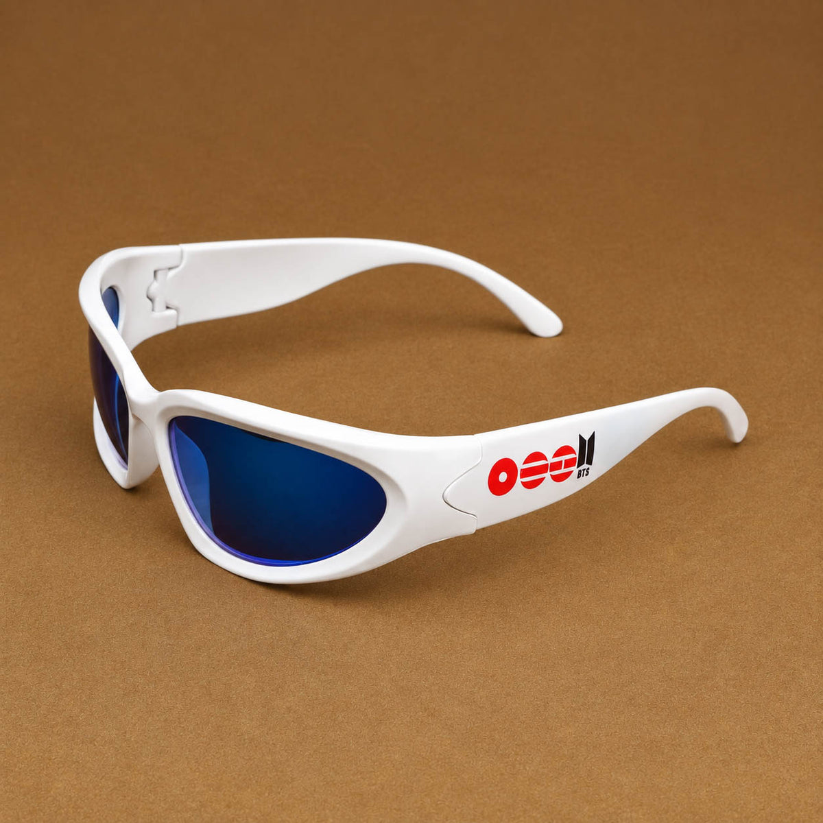 Gafas de sol deportivas blancas con logo BTS y diseño grafico coreano rojo en varilla Piclek