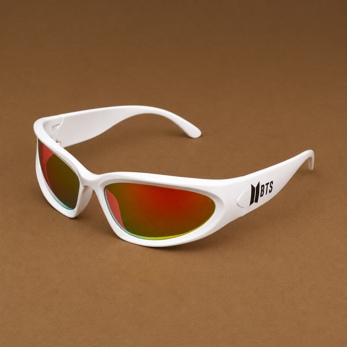 Gafas de sol deportivas blancas con logo BTS negro en varilla y lentes espejados Piclek