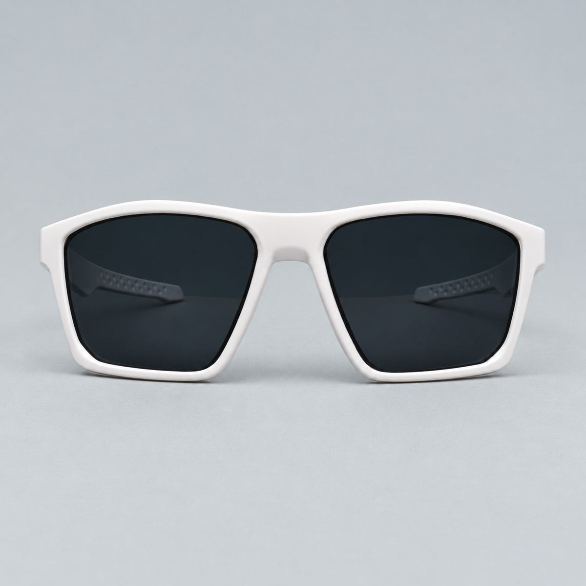 Vista frontal de gafas de sol deportivas cuadradas blancas con lentes oscuros uv400 Piclek