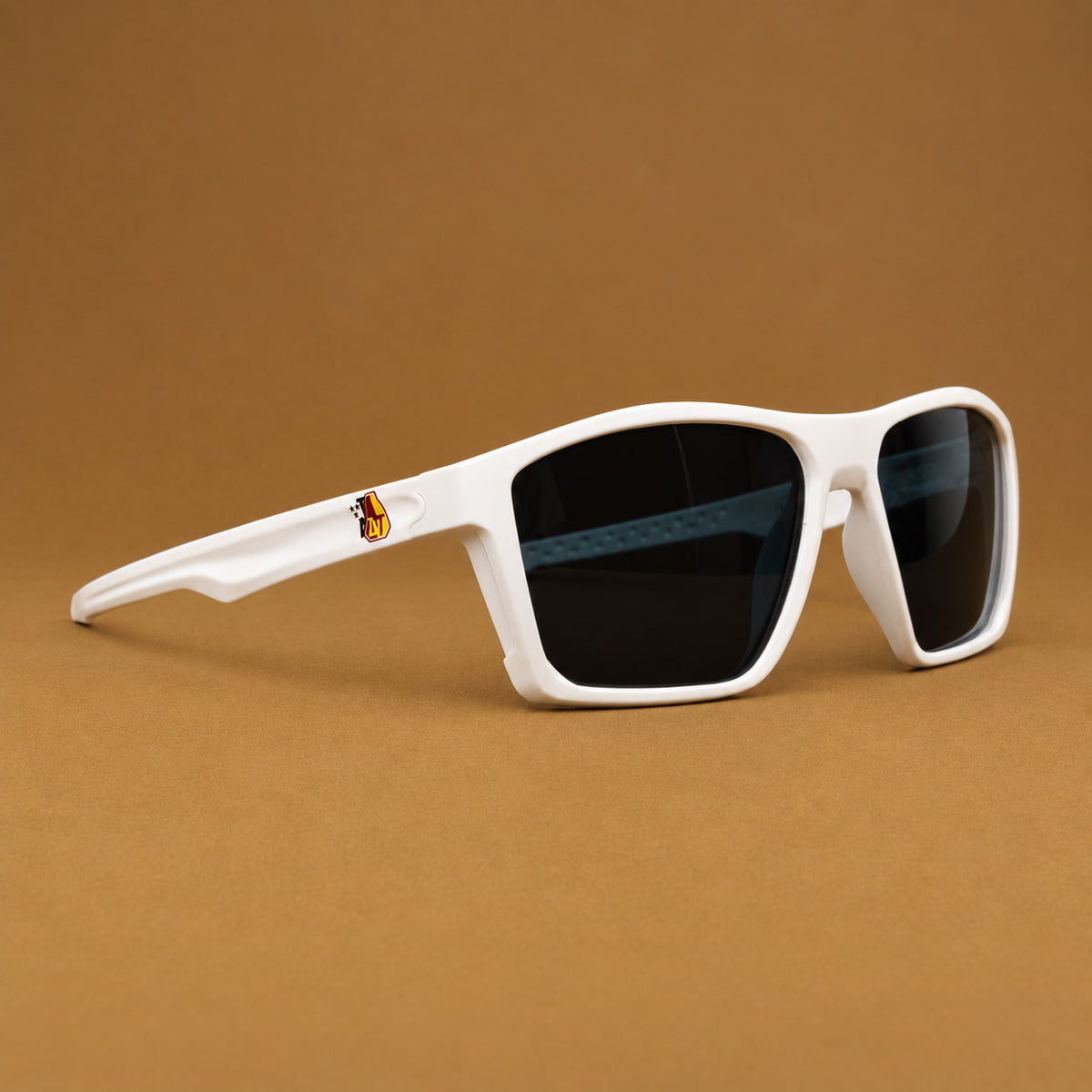 Gafas de sol deportivas blancas con escudo de Deportes Tolima en varilla Piclek