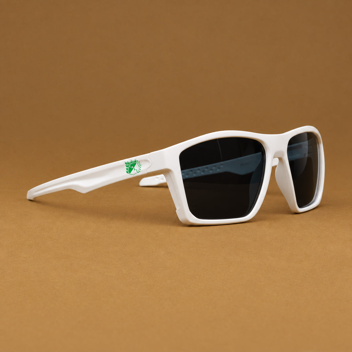 Gafas de sol deportivas blancas con escudo del Deportivo Cali en varilla Piclek